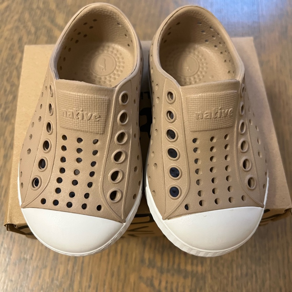 Native Kids Water Shoes - Brown and White